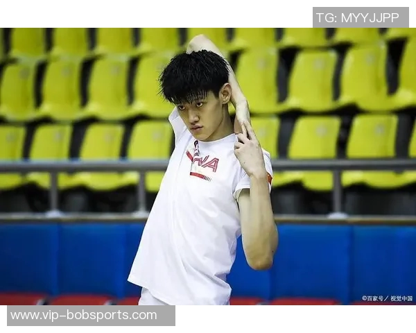 曾凡博防守失误贾里德巴特勒轻松突破上篮得分