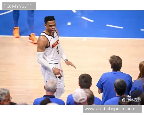 威少训练馆挥汗如雨新赛季去向仍悬而未决引发球迷热议