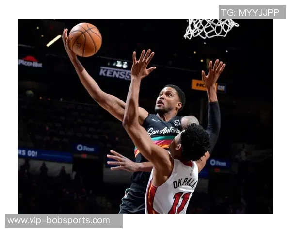 卡梅隆布泽尔三度25得分两双超越父亲成就引发关注 卡梅隆布泽尔三度25得分两双超越父亲成就引发关注