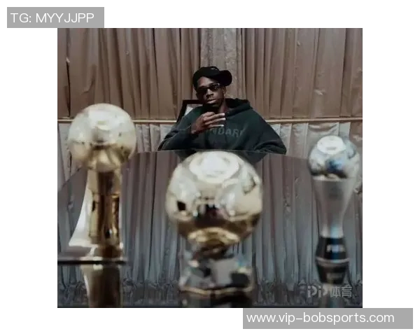 登贝莱回顾2025年辉煌时刻金球奖FIFA最佳与六冠王荣耀齐聚社媒分享