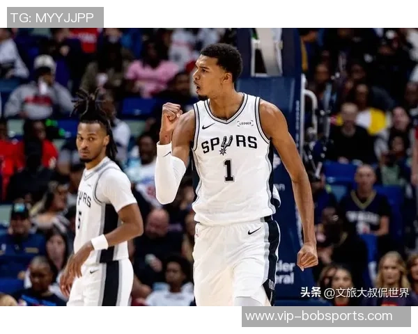 文班半场示意哈珀空接成功引发全场惊叹瞬间