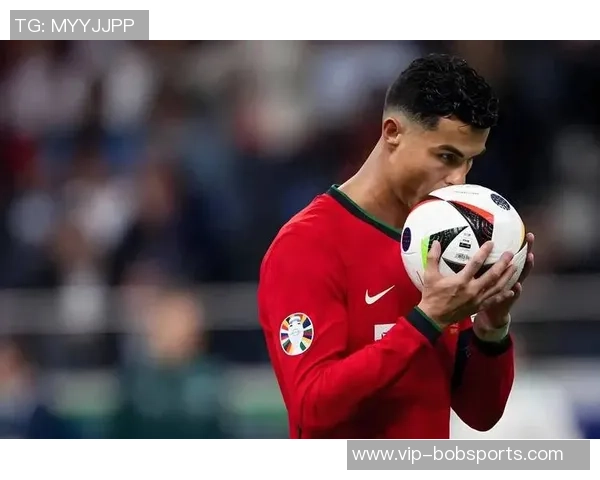 葡萄牙主帅称赞C罗专注追求卓越展现年龄无碍的实力与决心 葡萄牙主帅称赞C罗专注追求卓越展现年龄无碍的实力与决心