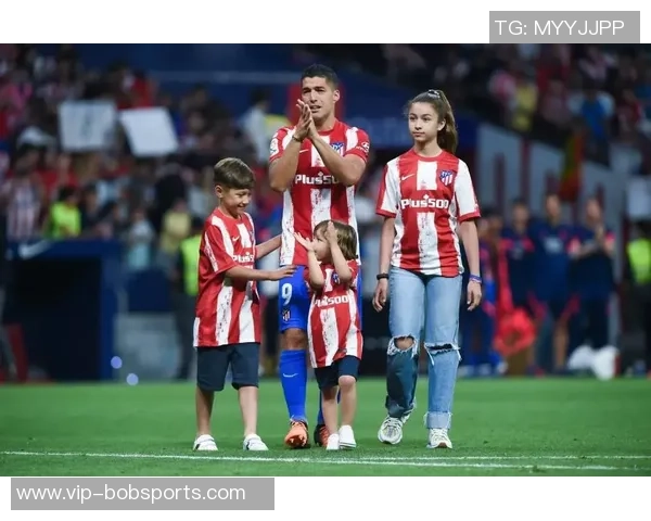 苏亚雷斯被印度小女孩穿裆瞬间引发外网热议震惊表情成热门话题